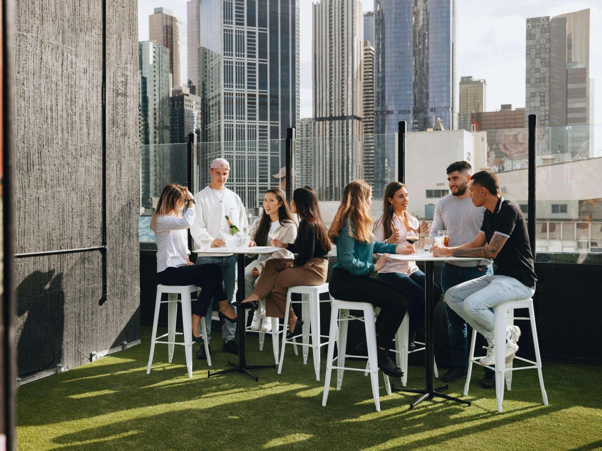 Pullman Melbourne City Centre Exterior foto Rooftop bar in Melbourne