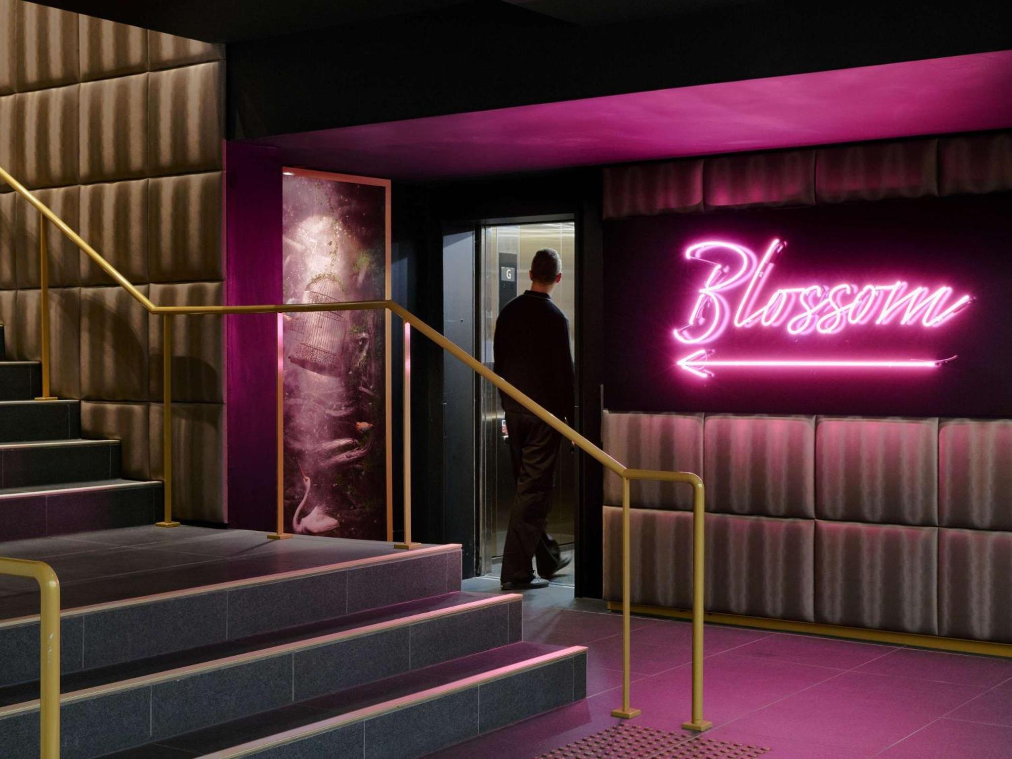 Pullman Melbourne City Centre Exterior foto The entrance to the nightclub